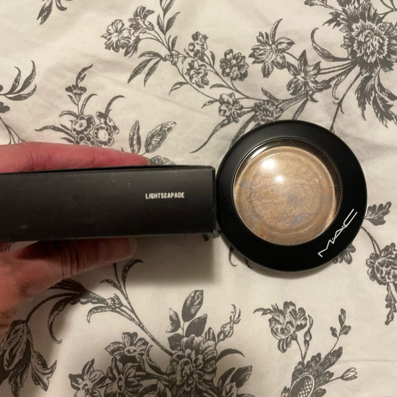 Mac cosmetics bundle includes highlighter, two glosses and fix+ finishing spray - Picture 3 of 4